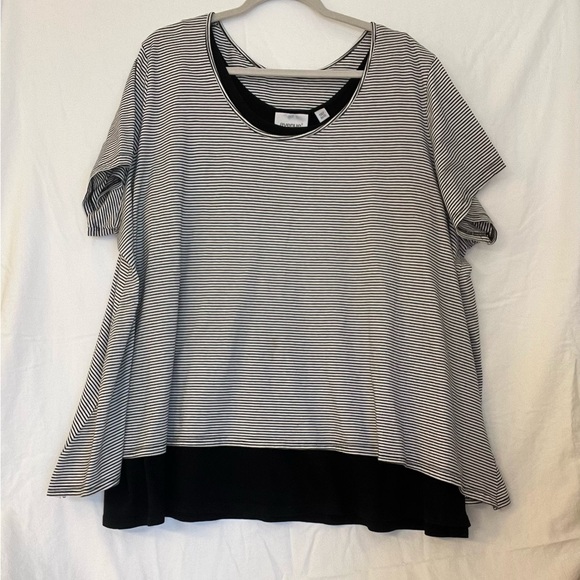 Avenue Tops - Avenue Women’s 2 layered knit shirt. Black & white.